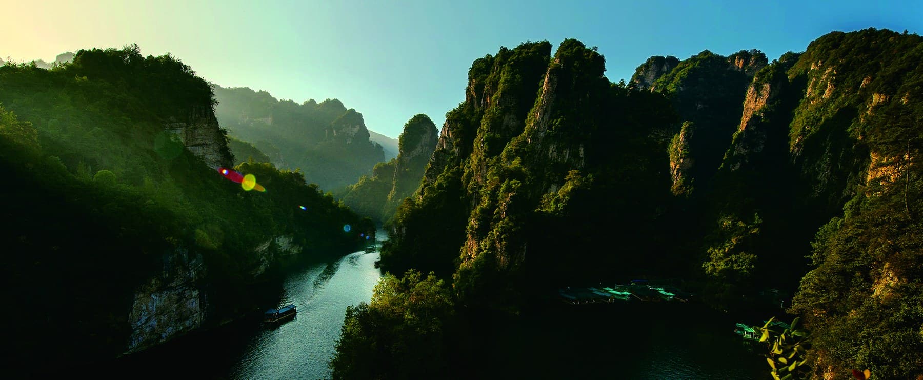 Official panorama of the Baofeng Lake boat route between forested peaks